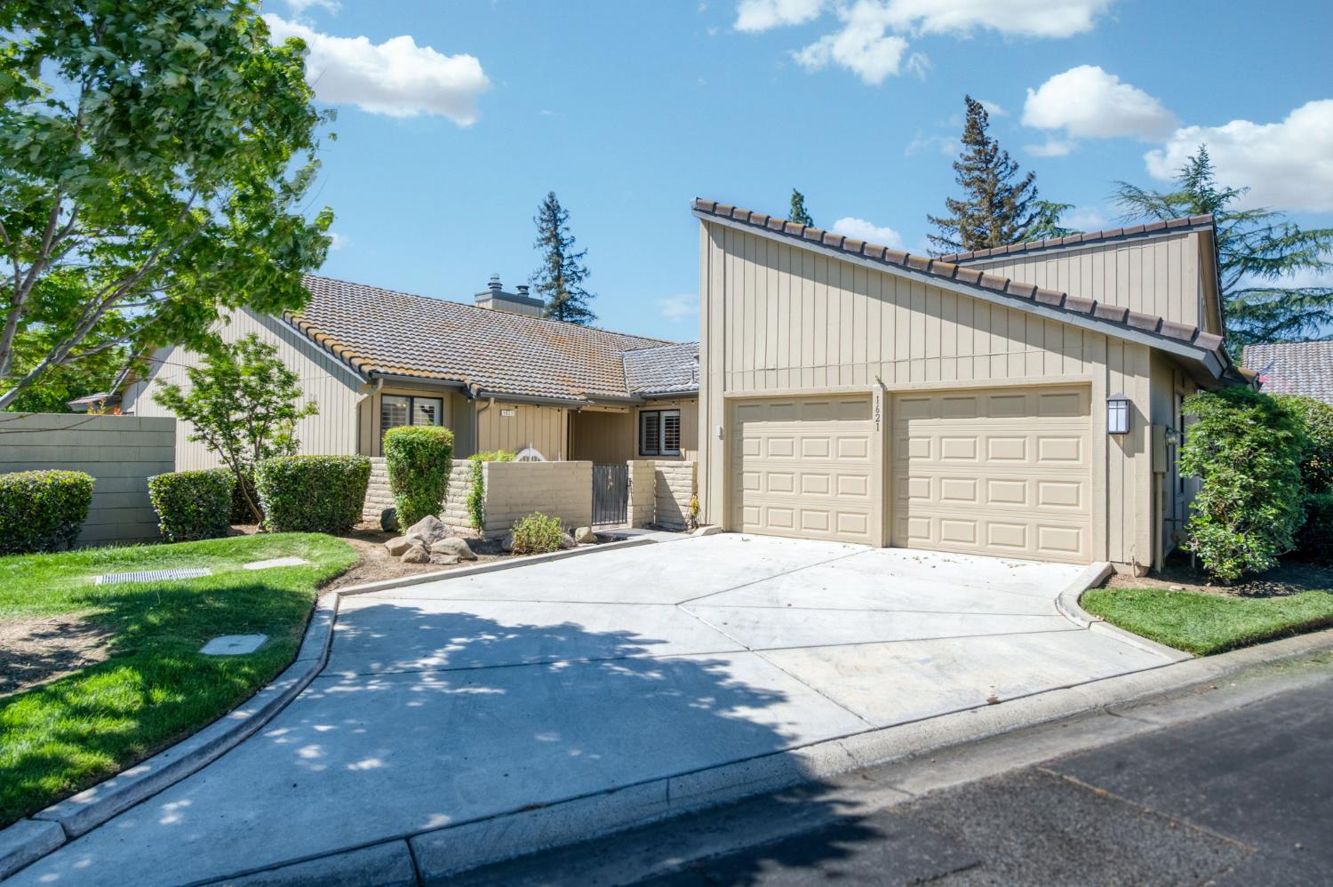 1621 Tollhouse Ln, Clovis, CA 93611