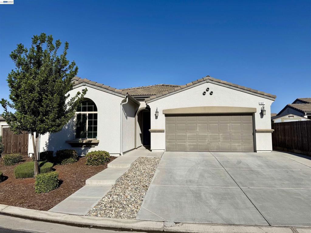 937 Lindsay Ln, Clovis, CA 93619