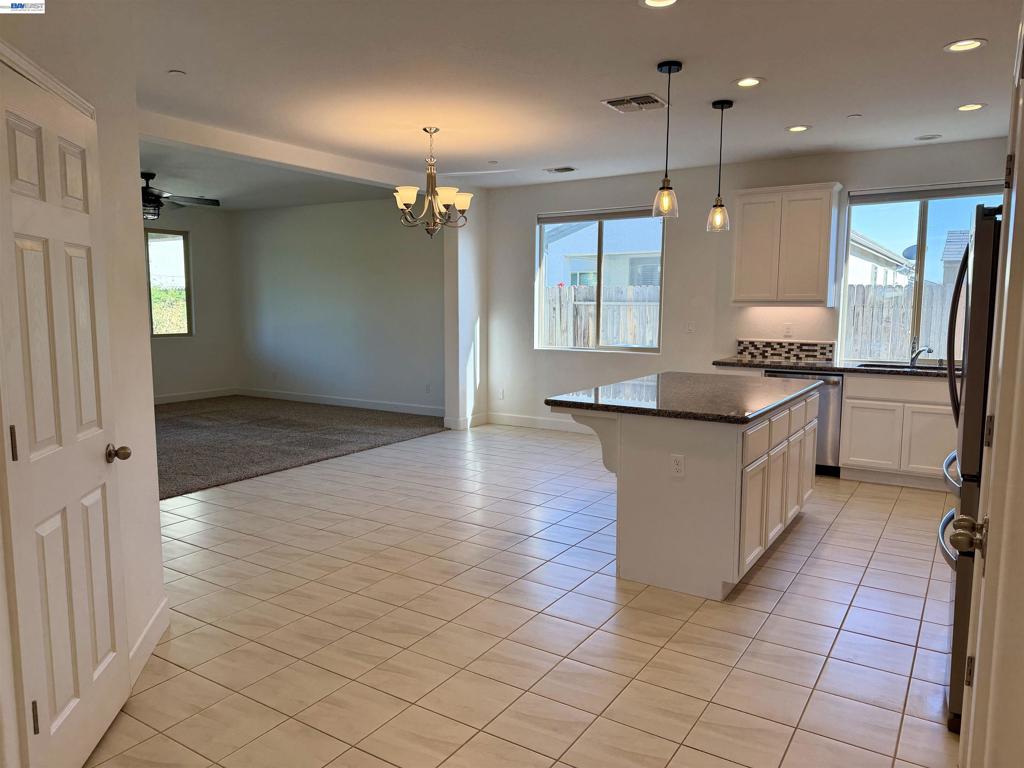 937 Lindsay Ln, Clovis, CA 93619