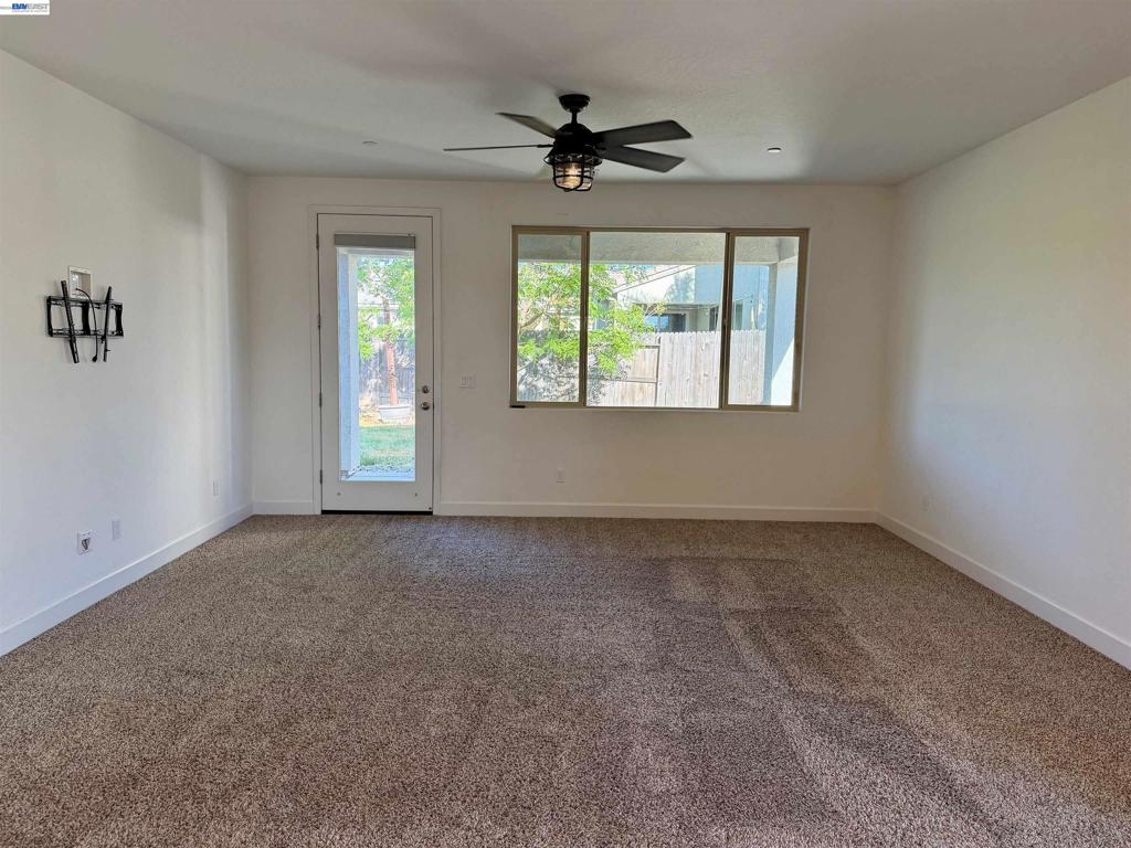 937 Lindsay Ln, Clovis, CA 93619