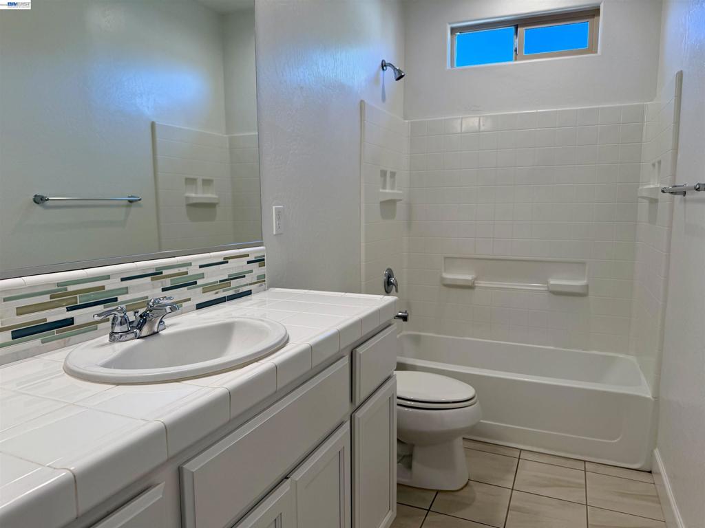 937 Lindsay Ln, Clovis, CA 93619