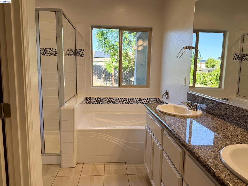 937 Lindsay Ln, Clovis, CA 93619