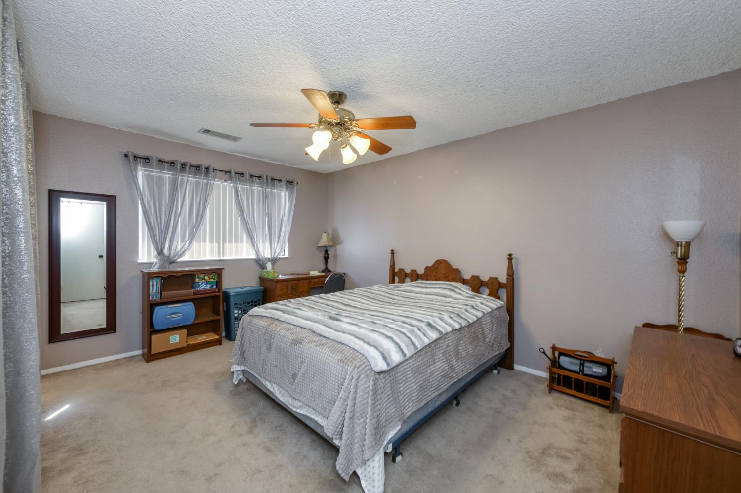 1424 Tarpey Dr, Clovis, CA 93611