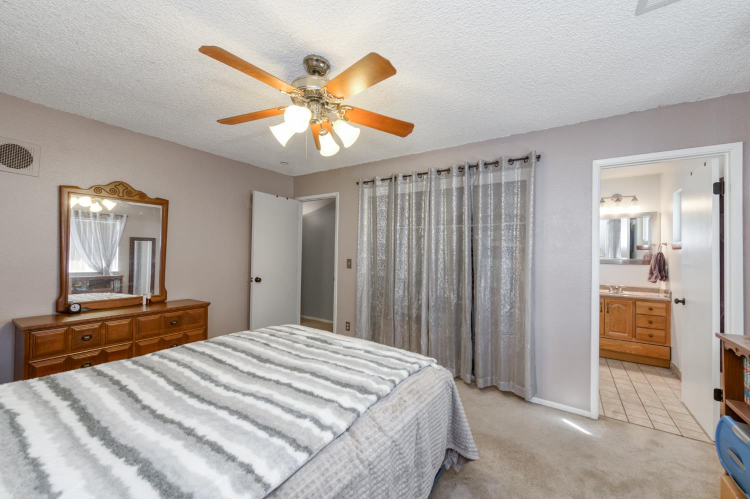1424 Tarpey Dr, Clovis, CA 93611