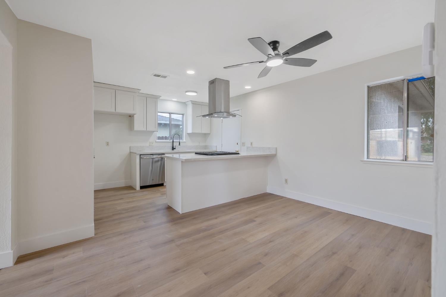 91 W Richert Ave, Clovis, CA 93612