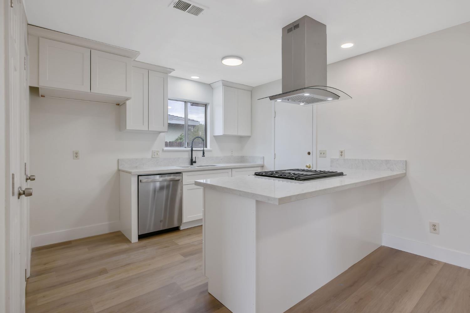 91 W Richert Ave, Clovis, CA 93612