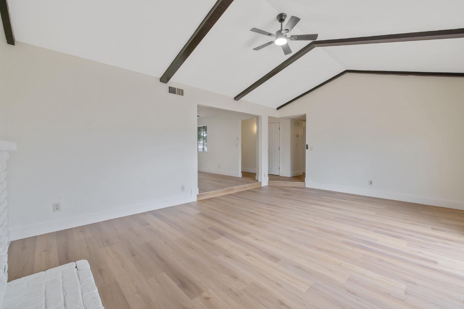 91 W Richert Ave, Clovis, CA 93612