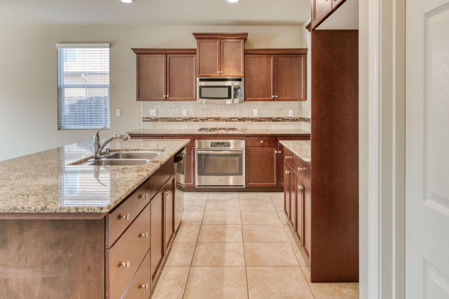 3460 Griffith Ave, Clovis, CA 93619