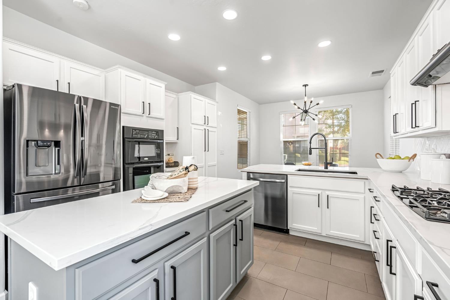 1856 N La Rue Ln, Clovis, CA 93619