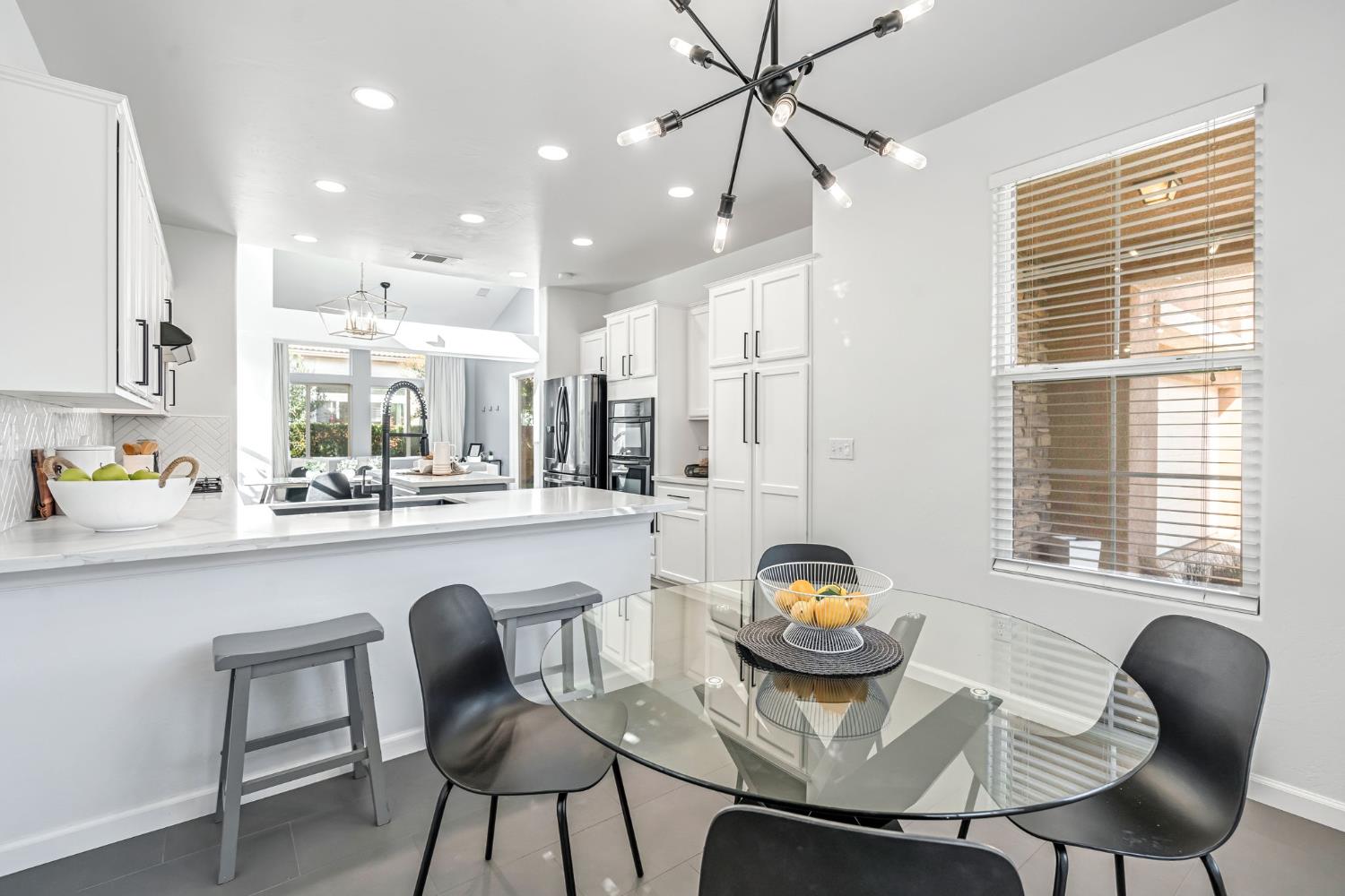 1856 N La Rue Ln, Clovis, CA 93619