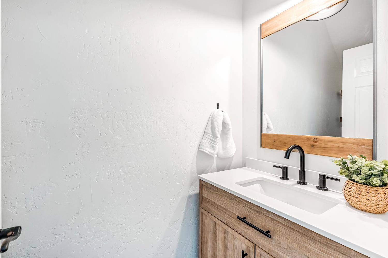 1856 N La Rue Ln, Clovis, CA 93619