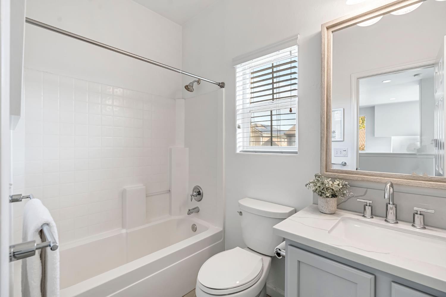 1856 N La Rue Ln, Clovis, CA 93619