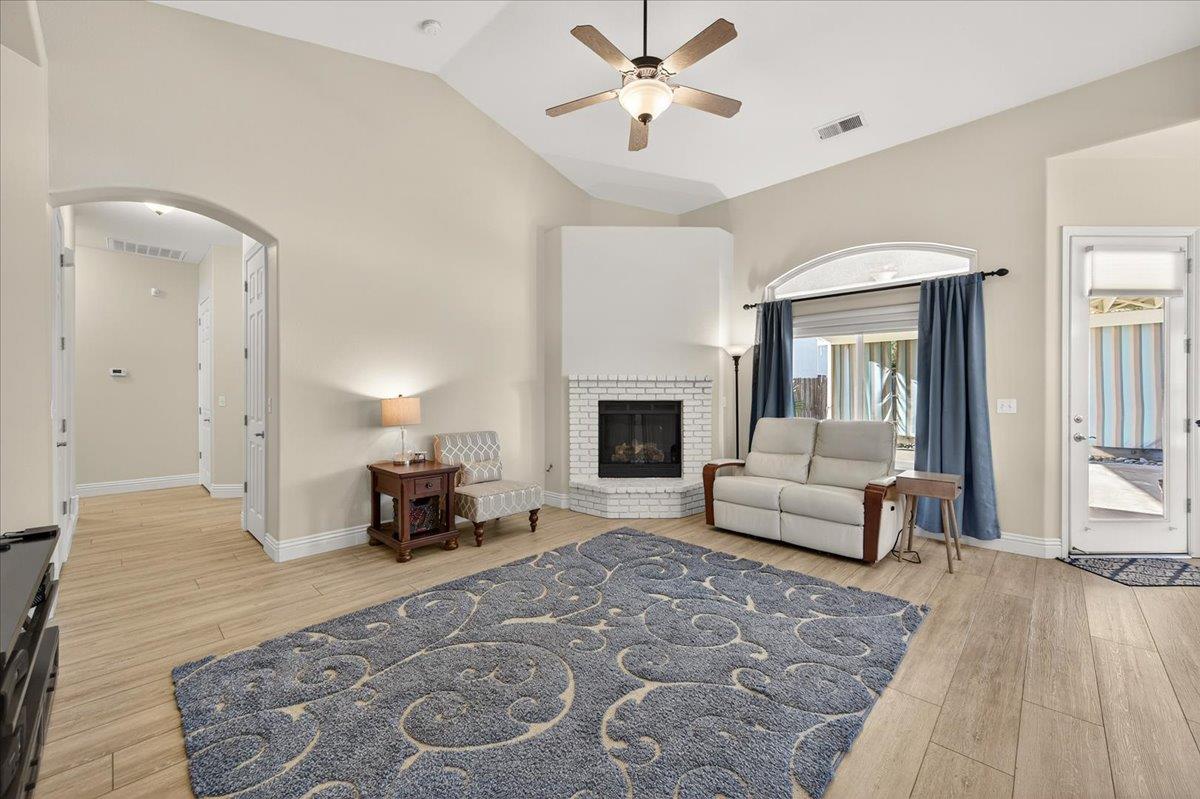 174 N Lind Ave, Clovis, CA 93612