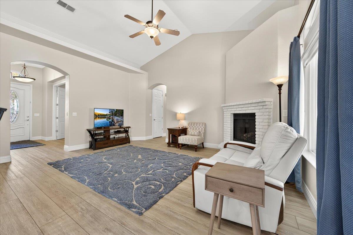 174 N Lind Ave, Clovis, CA 93612