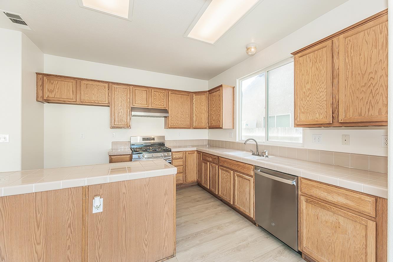 2721 Holland Ave, Clovis, CA 93611