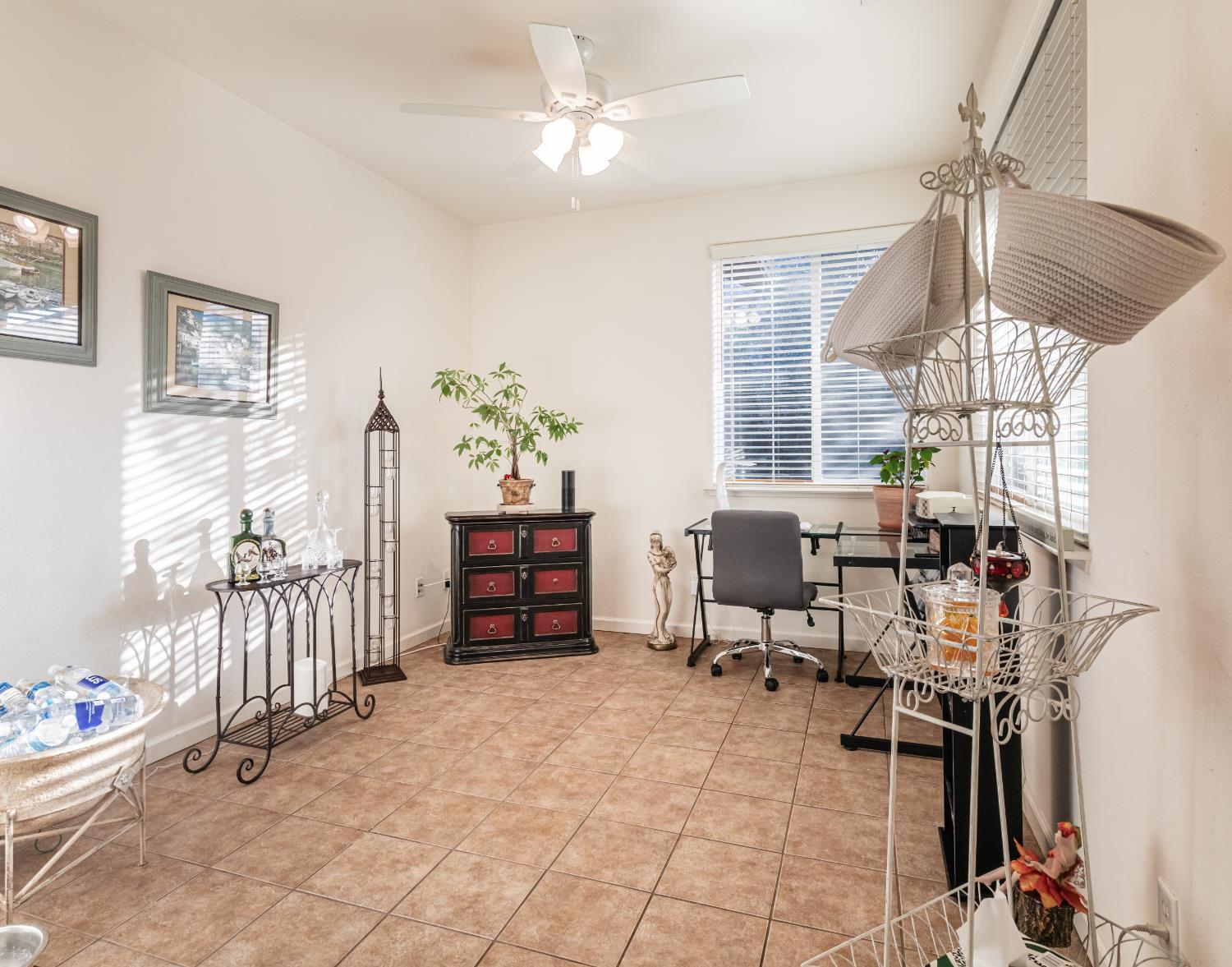 3664 Vermont Ln, Clovis, CA 93619