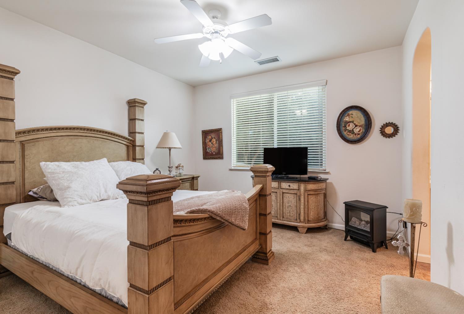 3664 Vermont Ln, Clovis, CA 93619