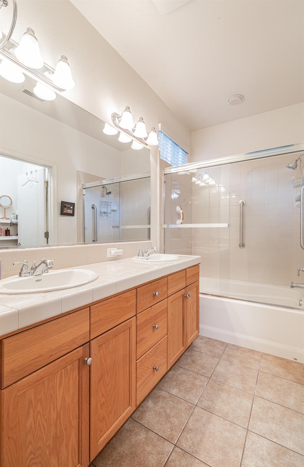 3664 Vermont Ln, Clovis, CA 93619