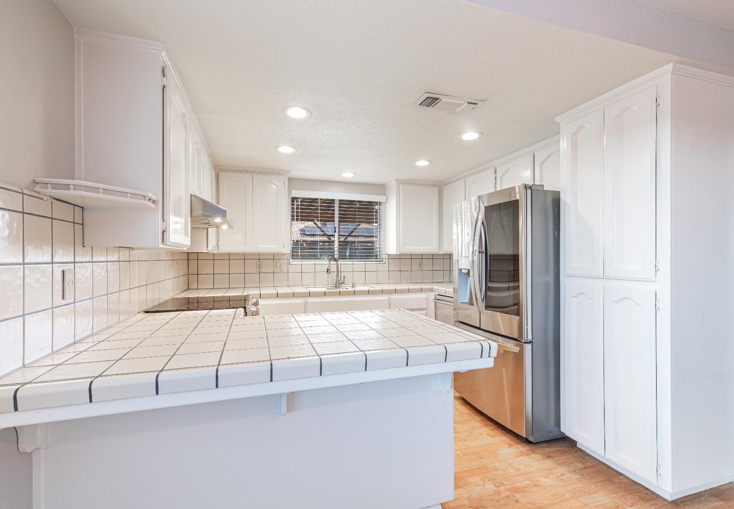 877 N Chapel Hill Ave, Clovis, CA 93611