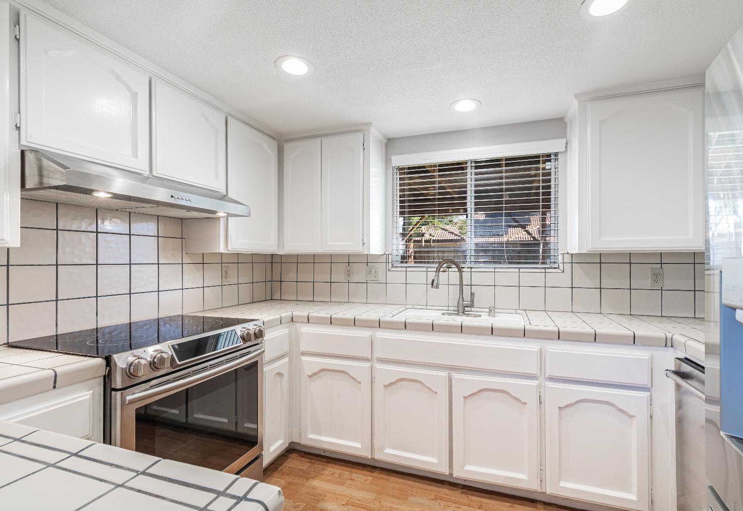 877 N Chapel Hill Ave, Clovis, CA 93611