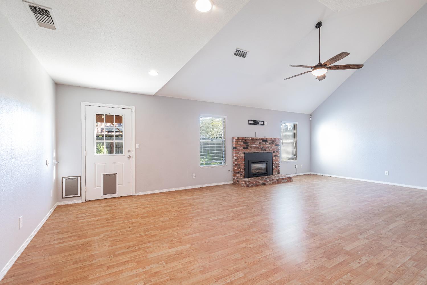 877 N Chapel Hill Ave, Clovis, CA 93611