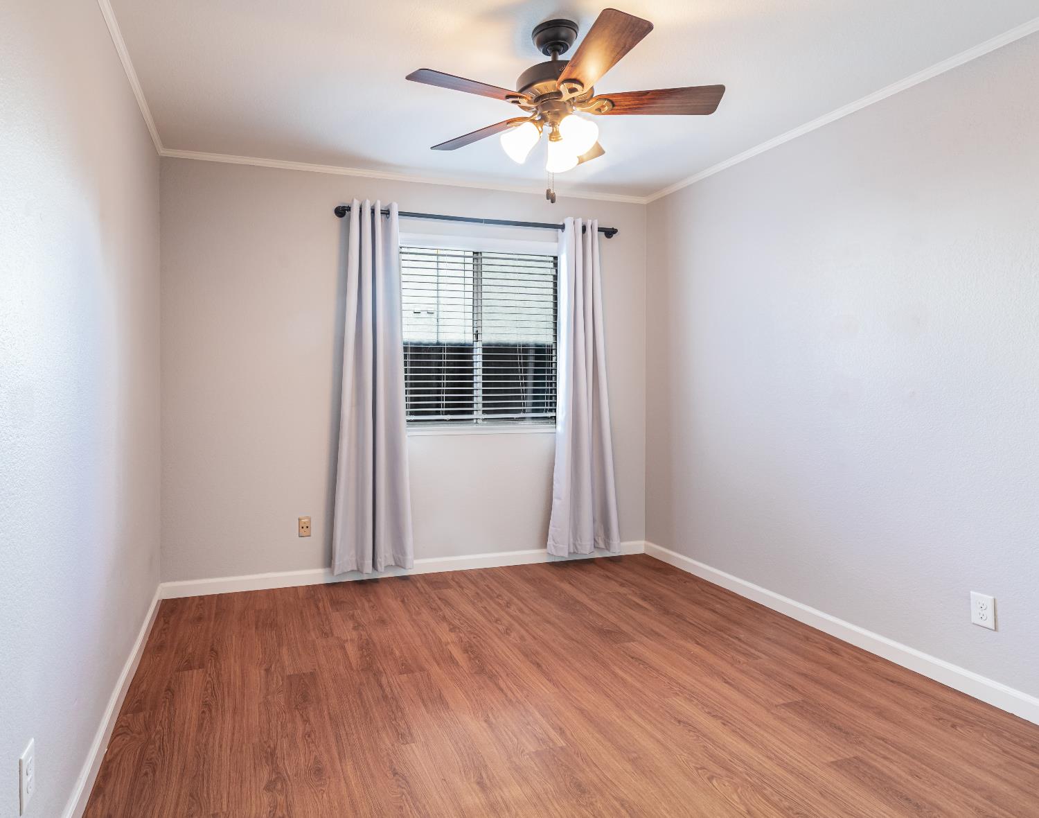 877 N Chapel Hill Ave, Clovis, CA 93611