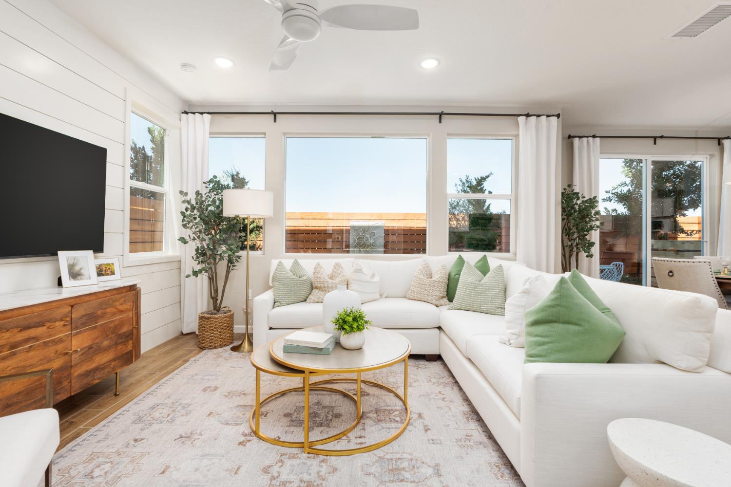 2047 N Wagon Ln, Clovis, CA 93619