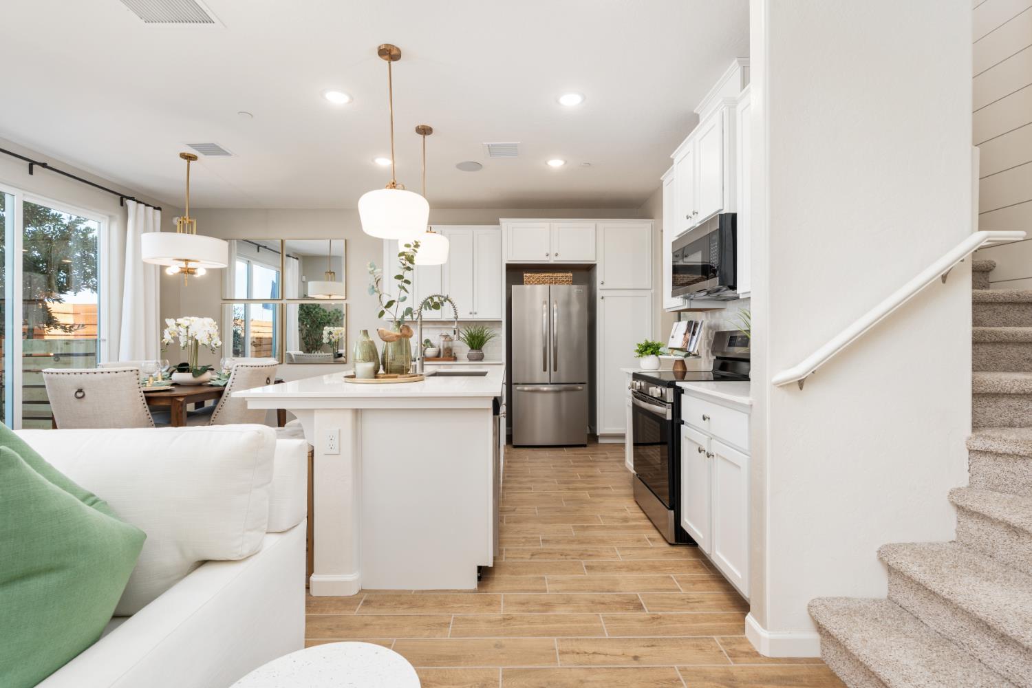 2047 N Wagon Ln, Clovis, CA 93619