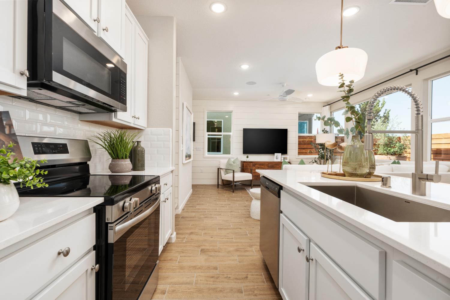 2047 N Wagon Ln, Clovis, CA 93619