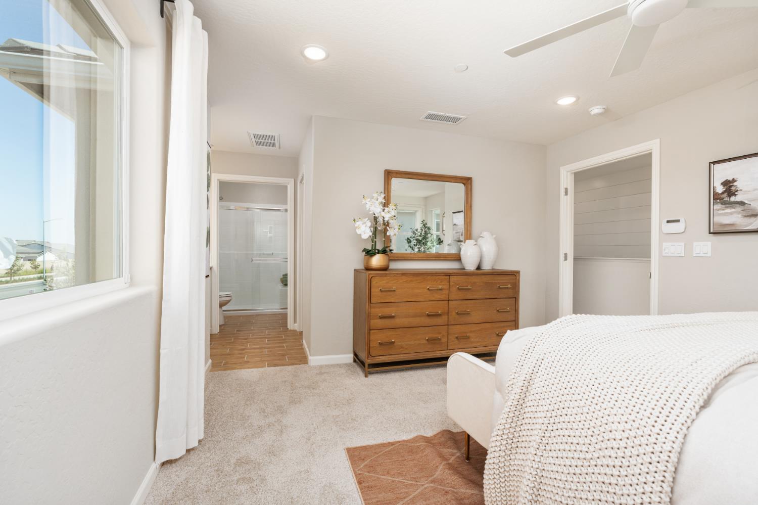 2047 N Wagon Ln, Clovis, CA 93619