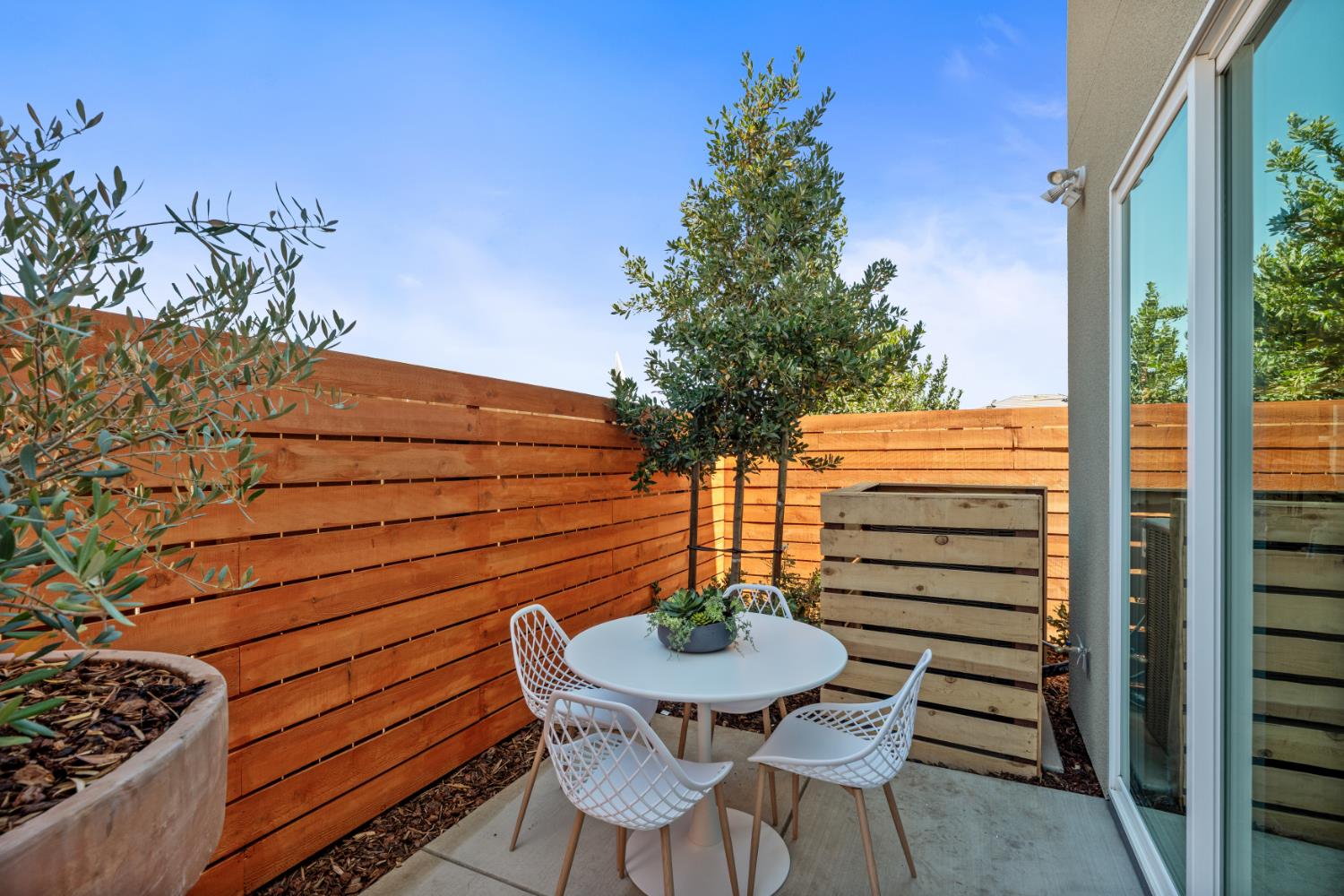 2047 N Wagon Ln, Clovis, CA 93619