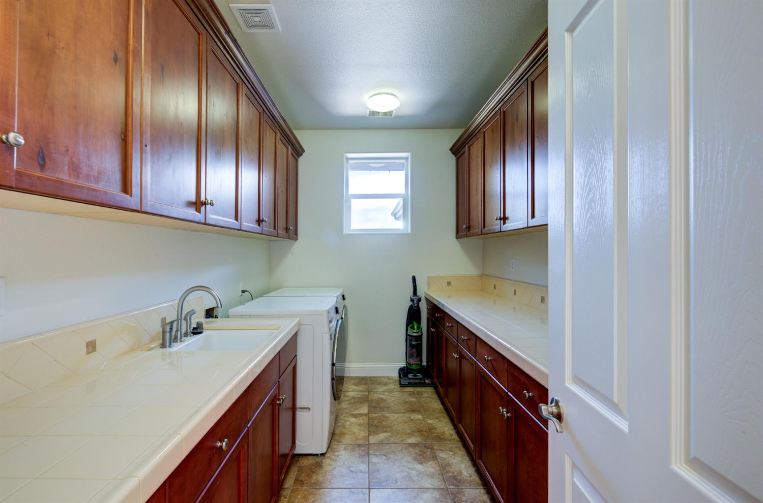 13209 E Falcon Meadow Ln, Clovis, CA 93619