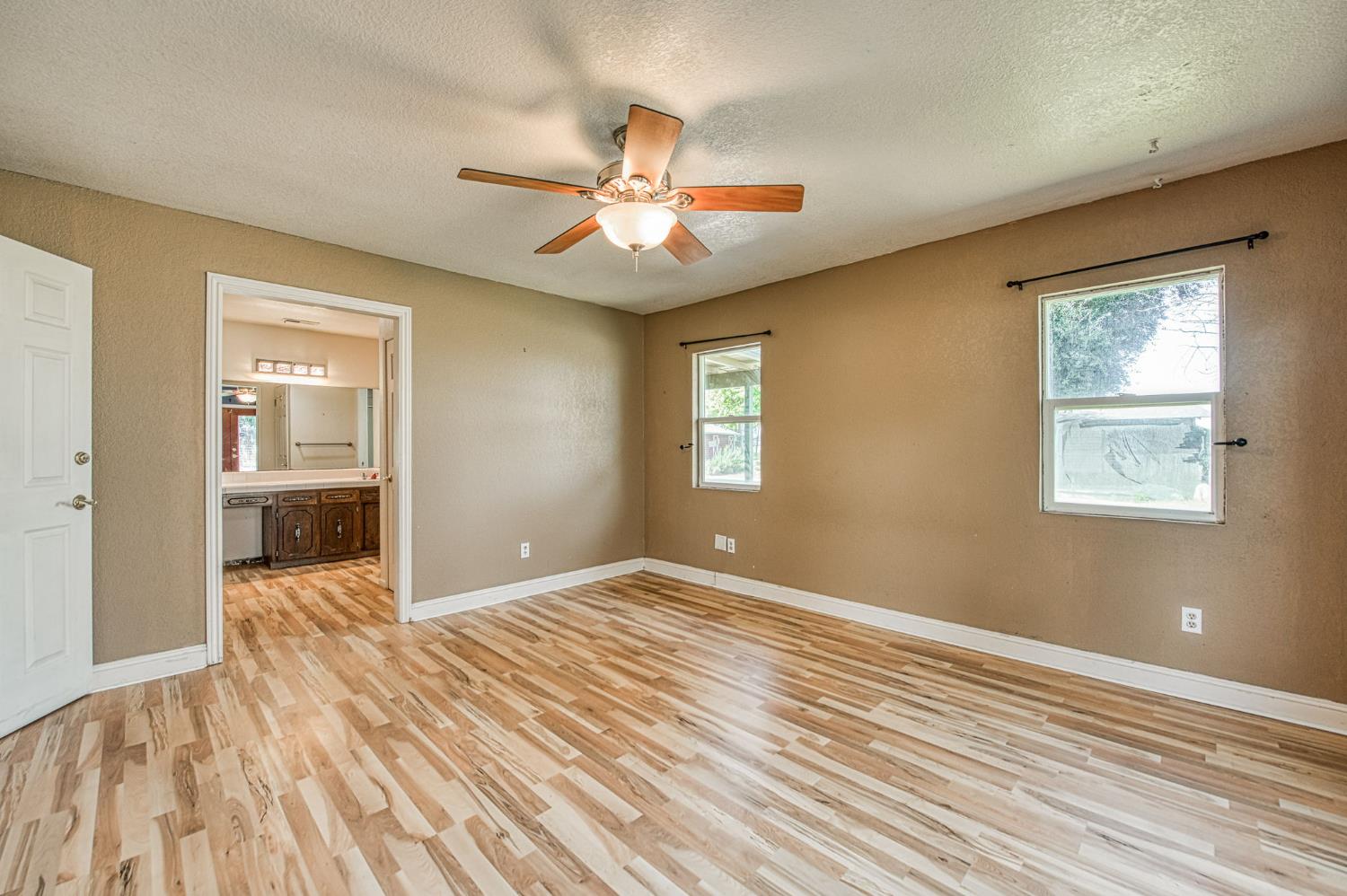 7881 N Thompson Ave, Clovis, CA 93619