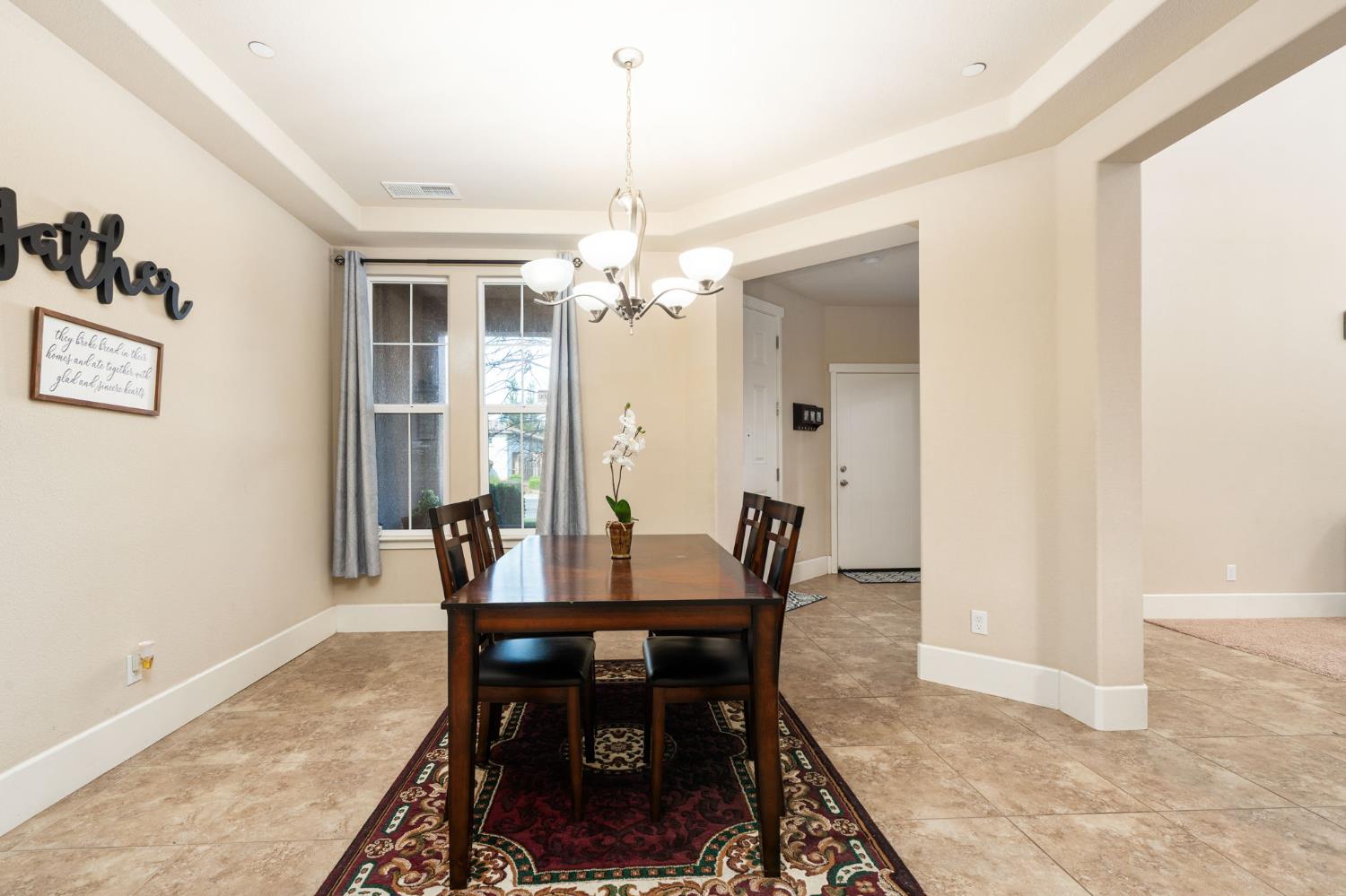 1814 N Notting Hill Ln, Clovis, CA 93619