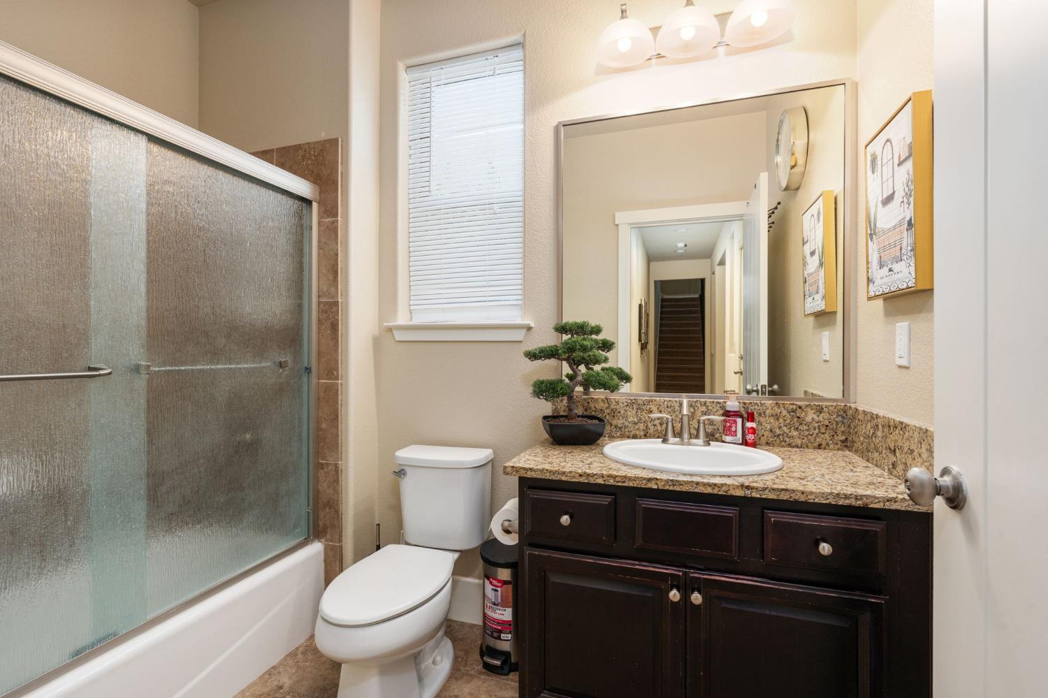 1814 N Notting Hill Ln, Clovis, CA 93619