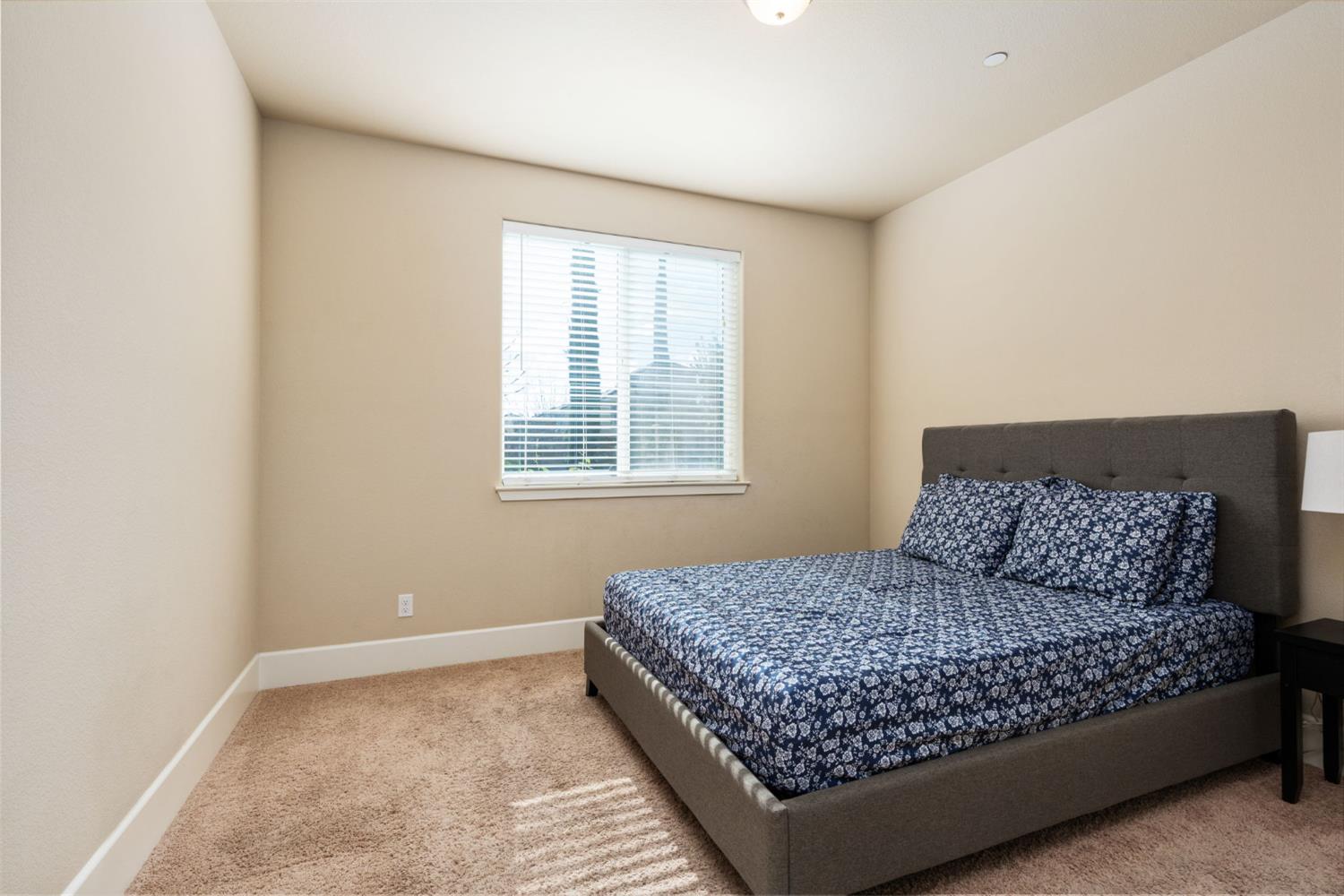 1814 N Notting Hill Ln, Clovis, CA 93619