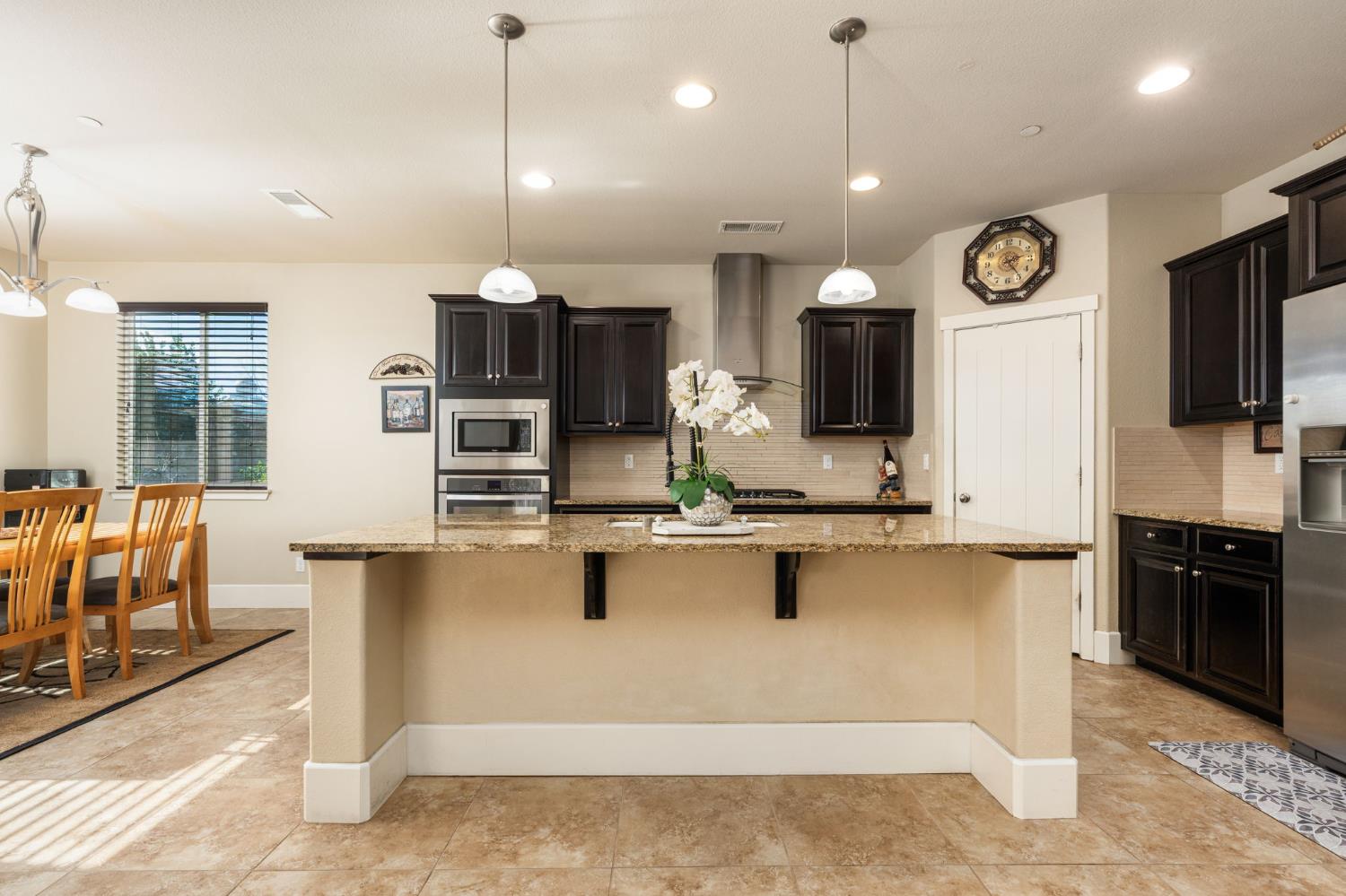 1814 N Notting Hill Ln, Clovis, CA 93619