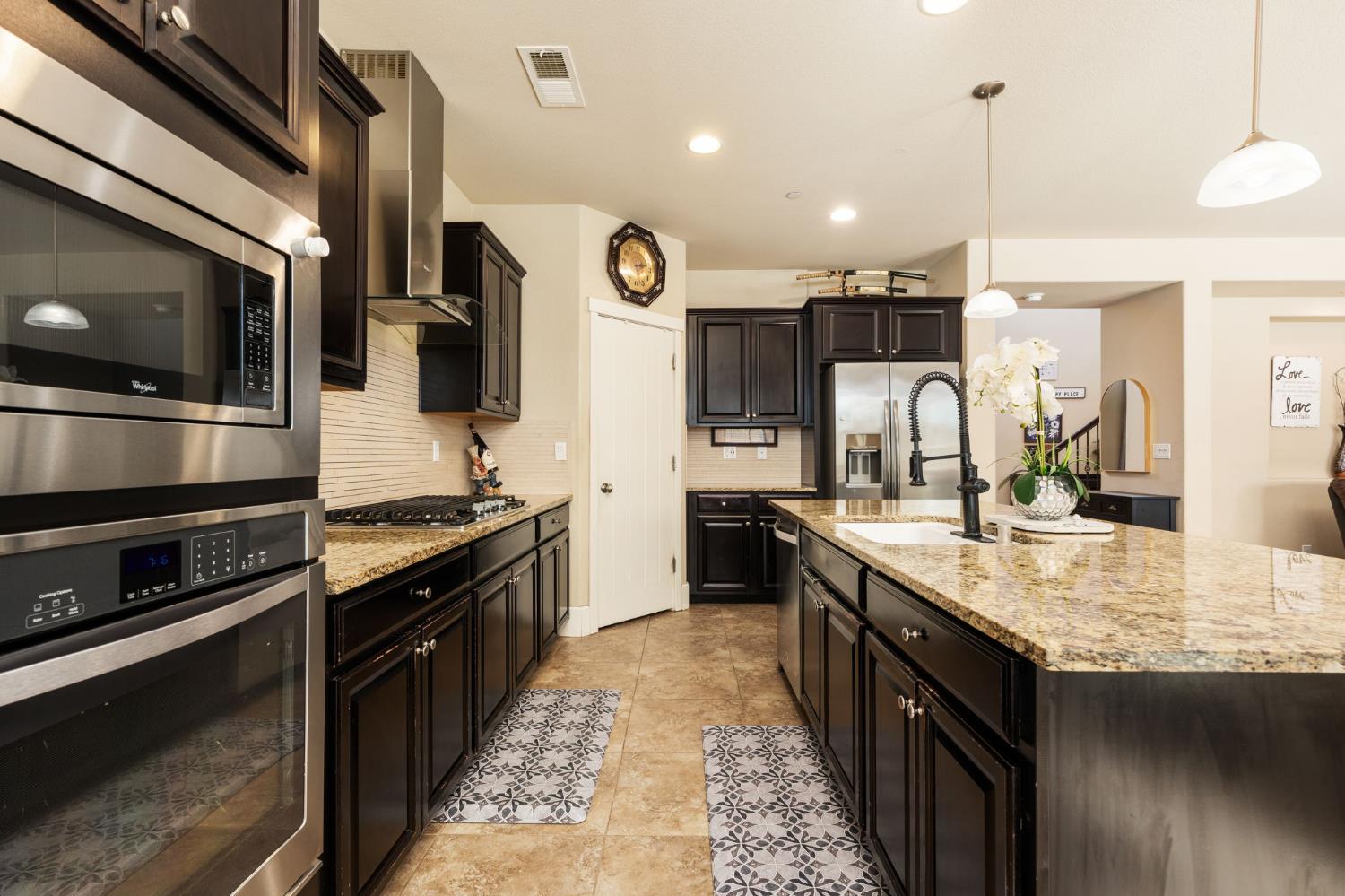 1814 N Notting Hill Ln, Clovis, CA 93619