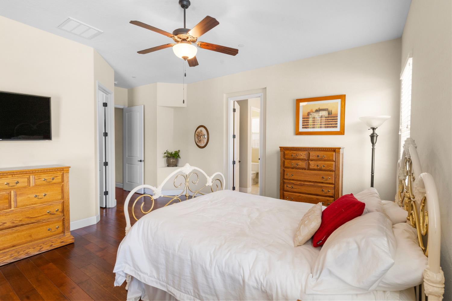 2885 Blackwood Ave, Clovis, CA 93619