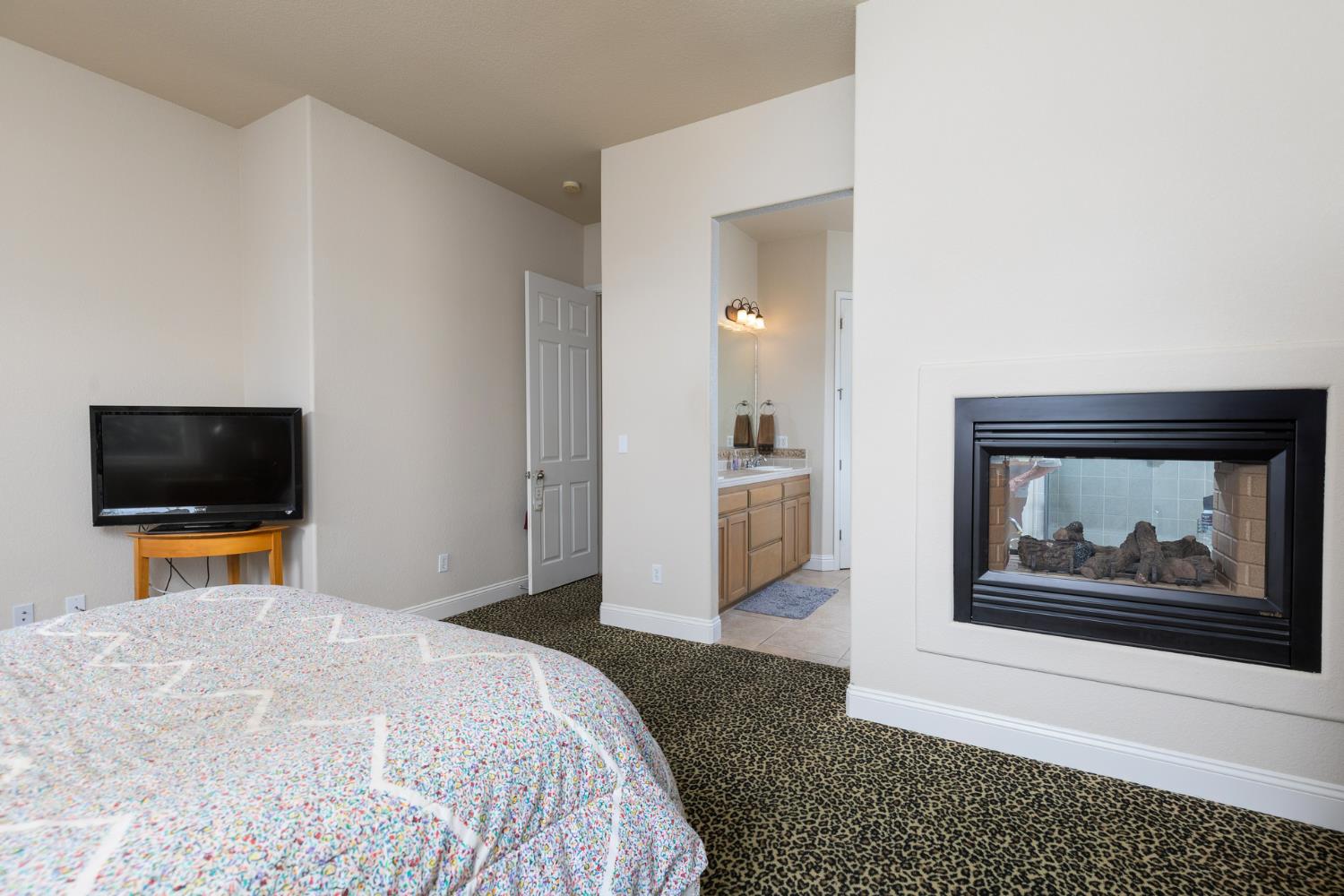 1827 N Joshua Ave, Clovis, CA 93619