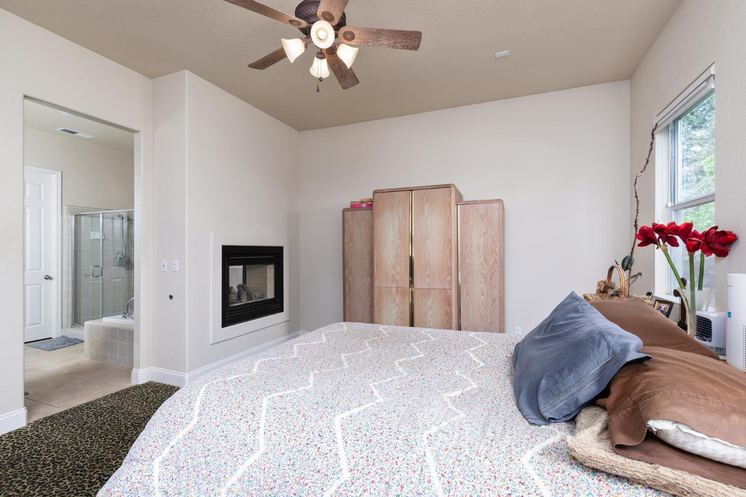 1827 N Joshua Ave, Clovis, CA 93619