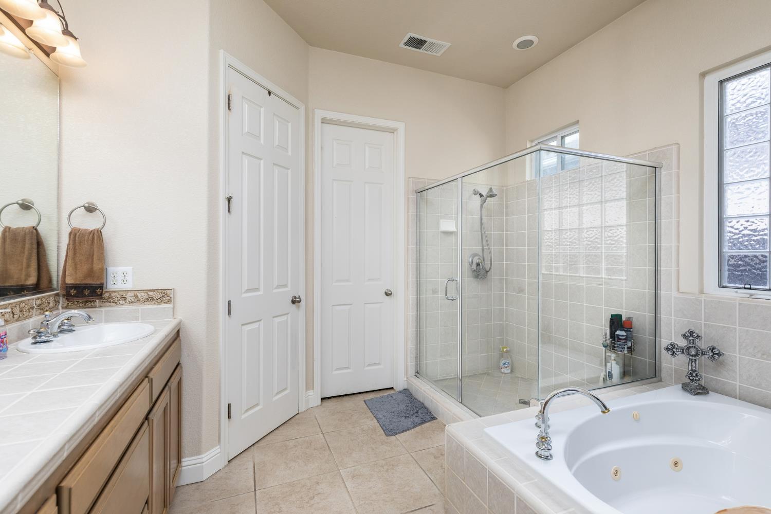 1827 N Joshua Ave, Clovis, CA 93619