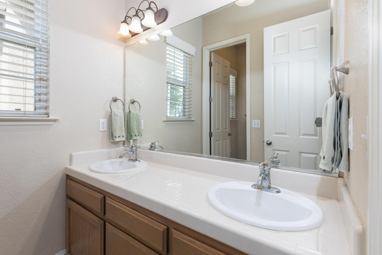 1827 N Joshua Ave, Clovis, CA 93619