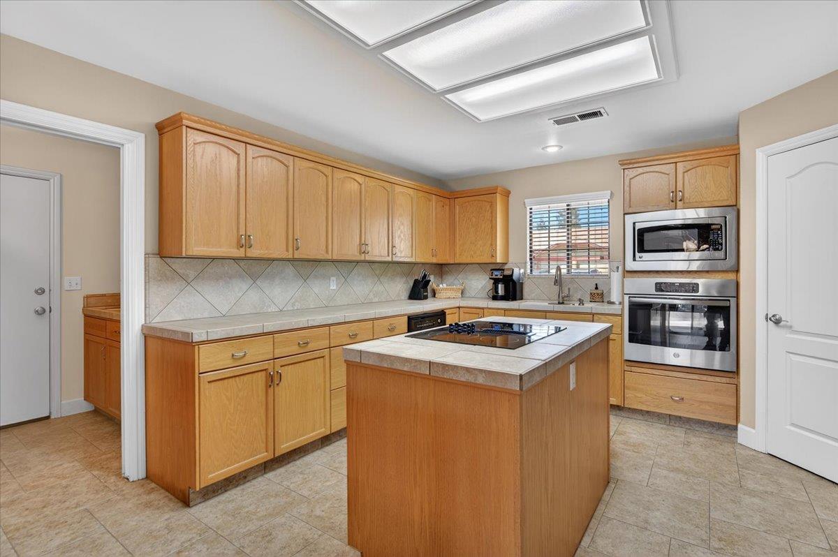 288 W Paul Ave, Clovis, CA 93612