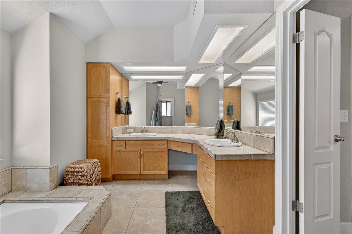 288 W Paul Ave, Clovis, CA 93612