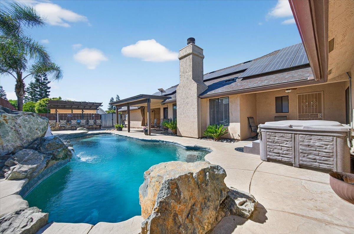 288 W Paul Ave, Clovis, CA 93612