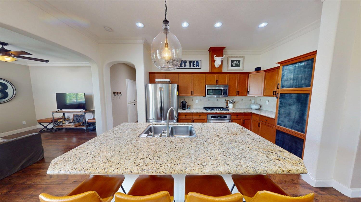 4207 Serena Ln, Clovis, CA 93619