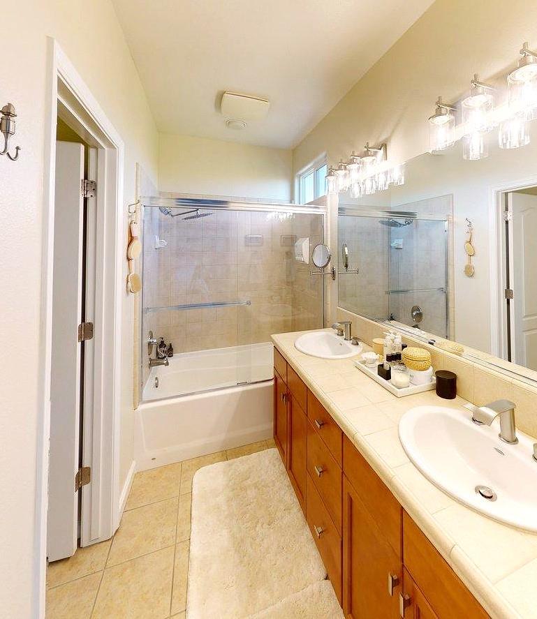 4207 Serena Ln, Clovis, CA 93619