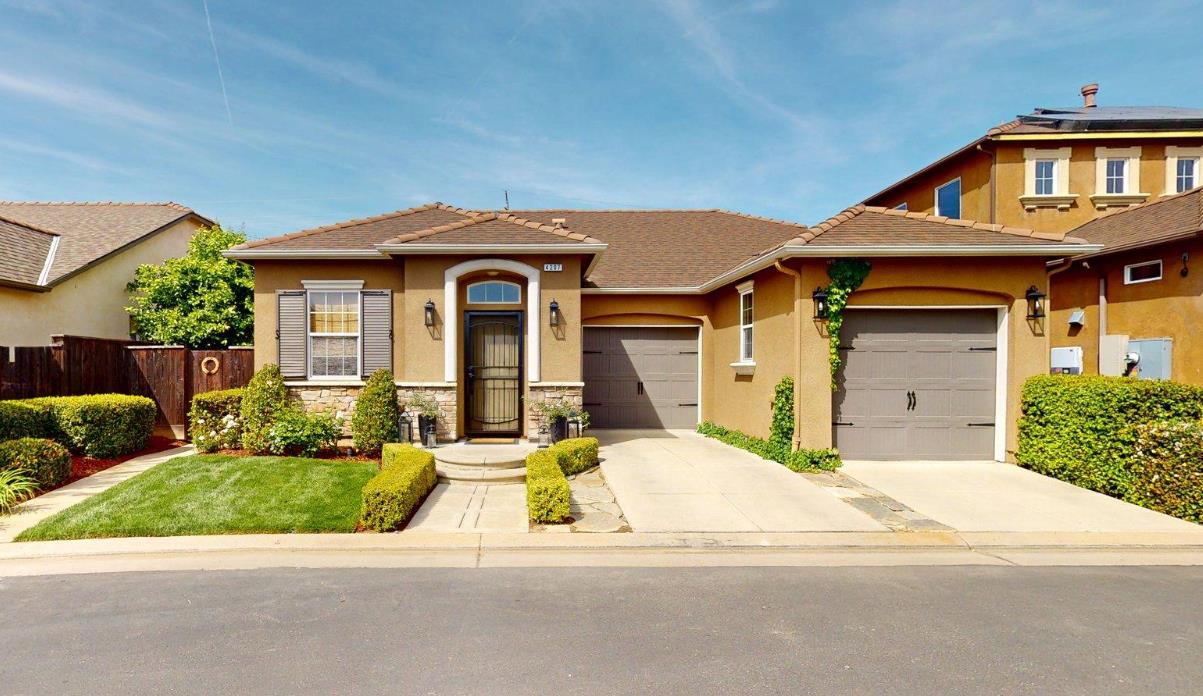 4207 Serena Ln, Clovis, CA 93619
