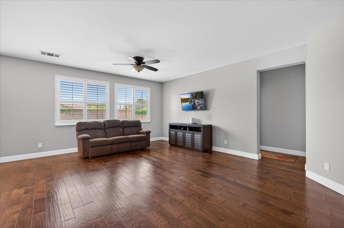 1776 N McPherson Ln, Clovis, CA 93619